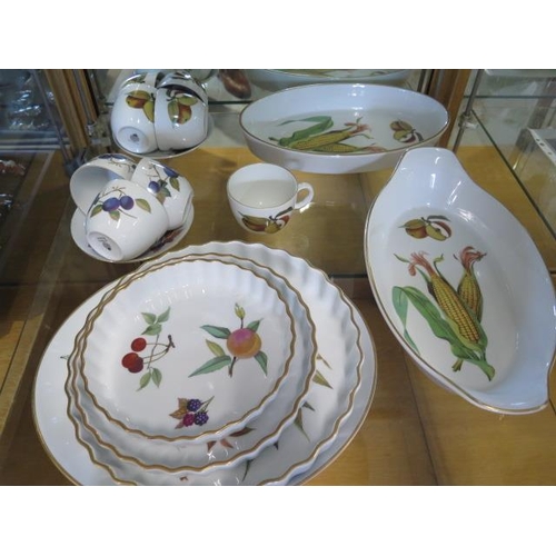 230 - An Evesham Worcester part dinner service six setting - approx 50 pieces - all generally good, some w... 