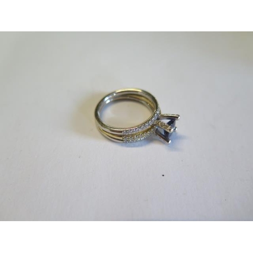 456 - An 18ct gold ring set with a sapphire and diamond chips - ring size L/M - approx weight 6.2 grams