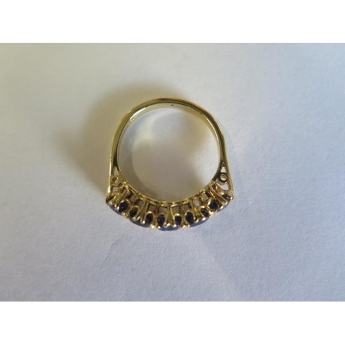 464 - An Edwardian 18ct yellow gold five stone sapphire ring - sapphires are well matched and a good colou... 