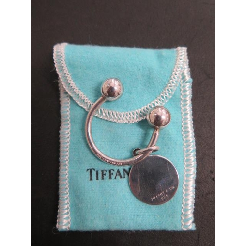 465 - A Tiffany 925 silver key ring 3cm wide with pouch - retail price £190