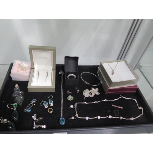 543 - A good collection of modern silver jewellery to include opal drop earrings, pendant necklace, rings ... 