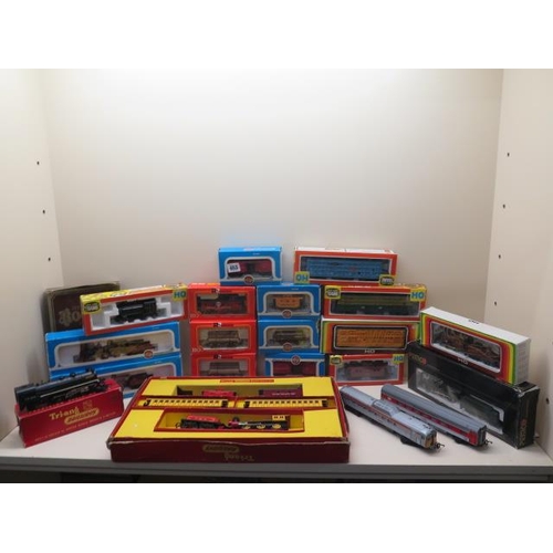 653 - A collection of OO gauge rolling stock and locos including Airfix Tri-ang life like trains - most bo... 