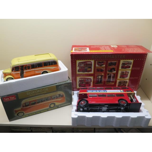 657 - A Sun Star 1:24 scale Bedford OB Duple Vista Coach and a Sun Star 1:24 scale Routemaster bus - both ... 