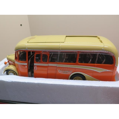 657 - A Sun Star 1:24 scale Bedford OB Duple Vista Coach and a Sun Star 1:24 scale Routemaster bus - both ... 