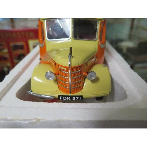 657 - A Sun Star 1:24 scale Bedford OB Duple Vista Coach and a Sun Star 1:24 scale Routemaster bus - both ... 