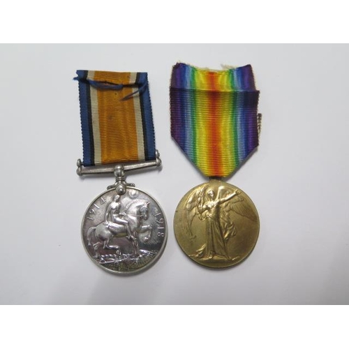 706 - A pair of WWI medals names to Pte GT Walker 33099 East Yorks Reg