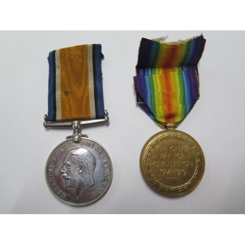 706 - A pair of WWI medals names to Pte GT Walker 33099 East Yorks Reg