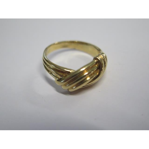 10 - An 18ct yellow gold ring size K/L - approx weight 5 grams