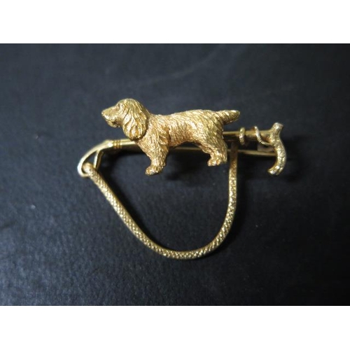 14 - A good 15ct dog and riding crop brooch - Length 3.5cm - weight approx 7.9 grams - in good condition