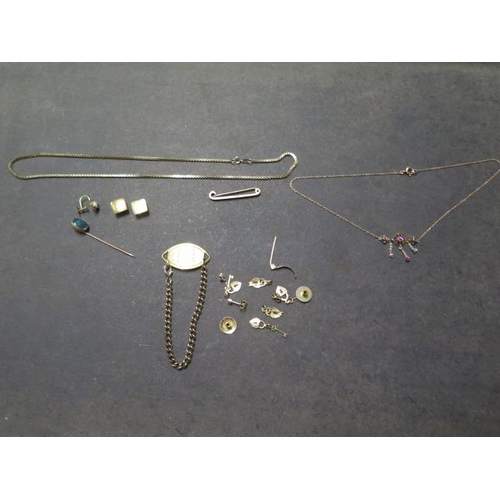 146 - A 9ct gold chain, 9ct bar brooch, pair of 9ct studs and an earring - approx 11 grams in total - a gi... 