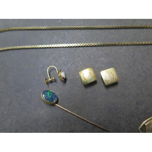 146 - A 9ct gold chain, 9ct bar brooch, pair of 9ct studs and an earring - approx 11 grams in total - a gi... 