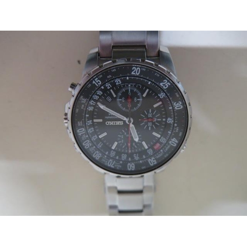 229 - A Seiko Chronograph Quartz gents bracelet wristwatch - 4cm case - with three spare links, box and bo... 