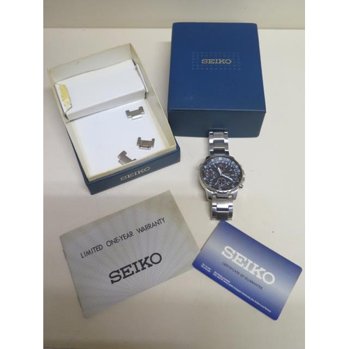 229 - A Seiko Chronograph Quartz gents bracelet wristwatch - 4cm case - with three spare links, box and bo... 