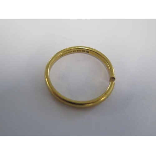 23 - A cut 22ct gold band ring - approx weight 3.4 grams