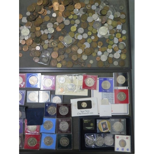 238 - A collection of assorted coins and commemorative crowns