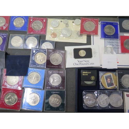 238 - A collection of assorted coins and commemorative crowns