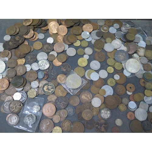 238 - A collection of assorted coins and commemorative crowns