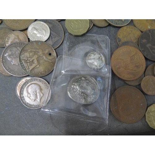 238 - A collection of assorted coins and commemorative crowns