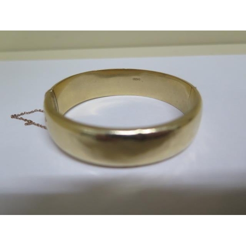 31 - A 9ct gold bracelet - approx weight 23 grams - 6cm x 7cm - slight denting but sound condition