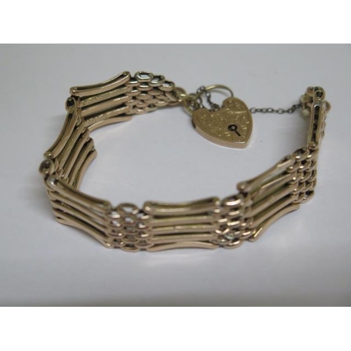 32 - A 9ct gold gate link bracelet - in good condition, some wear to clasp approx 19 gs
