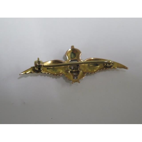 48 - An RAF 9ct yellow gold and enamel sweetheart brooch - Length 4cm - approx weight 3.2 grams