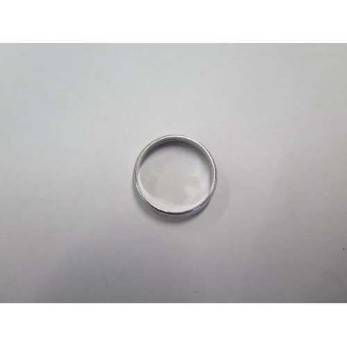 18 - A 9ct white gold band ring, size N/O, approx 2.2 grams