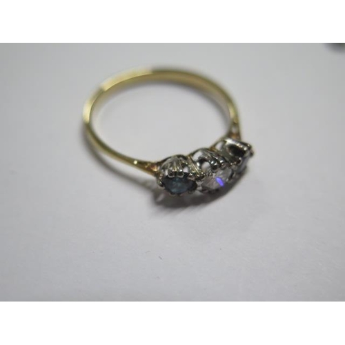 21 - A yellow gold diamond and sapphire three stone ring - tests to approx 18ct gold - ring size T - appr... 