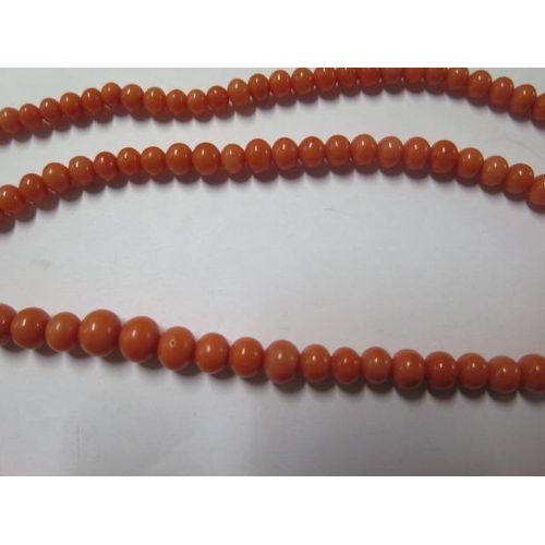 23 - A vintage coral bead necklace - Length 28cm - largest bead approx 6mm
