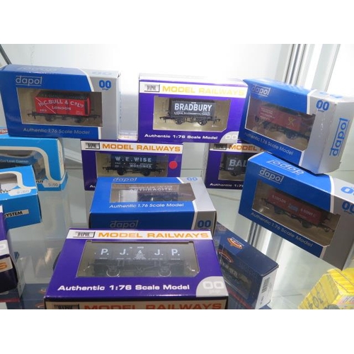 337 - A collection of 31 boxed 00 gauge Airfix, Dapol, Bachmann rolling stock, a Model Rail Sentinel loco,... 