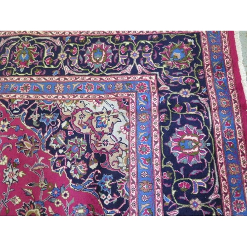 420 - A hand knotted woollen Meshed rug - 3.50m x 2.50m