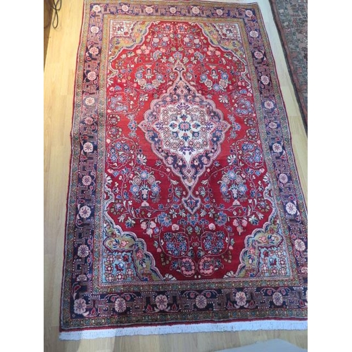 433 - A hand knotted woollen Kashan rug - 2.20m x 1.30m