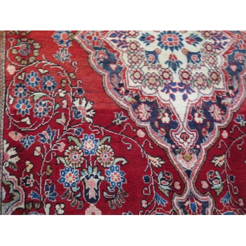 433 - A hand knotted woollen Kashan rug - 2.20m x 1.30m