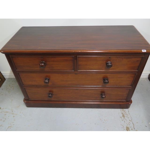 462 - A good Victorian mahogany chest with 2 short over 2 long drawers in good polished condition, 86cm ta... 