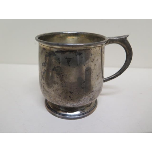 101 - An engraved silver tankard, two silver serviette rings and a silver plated wine pourer - total silve... 