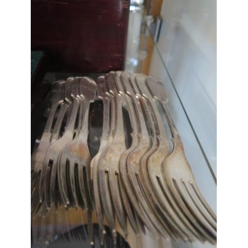 106 - A canteen of assorted plated cutlery, a silver caddy spoon and silver mustard spoon - approx total w... 