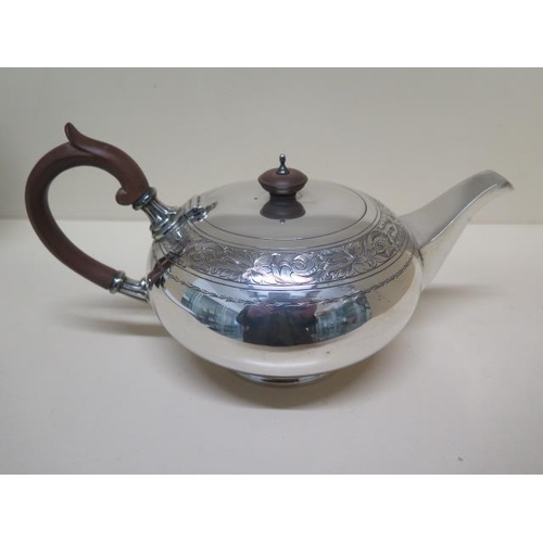 107 - A Walker and Hall silver teapot Sheffield 1946/47 approx weight 20.6 troy oz - generally good, hallm... 