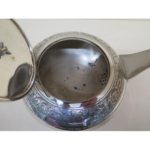 107 - A Walker and Hall silver teapot Sheffield 1946/47 approx weight 20.6 troy oz - generally good, hallm... 