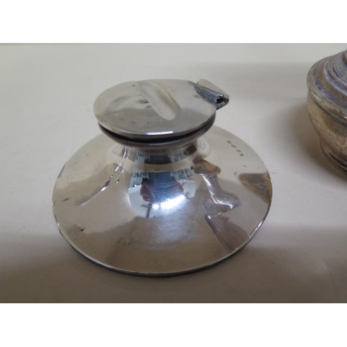 112 - A silver Capstan inkwell - missing glass, dented, repaired - and a 925 silver vase - Height 21cm - a... 