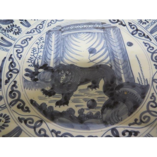 268 - An 18th century Delft charger decorated with Lion of Judah and Oriental figures - Diameter 36cm - ch... 