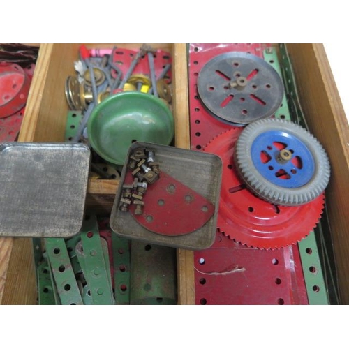 305 - A tray of assorted Meccano including wheels