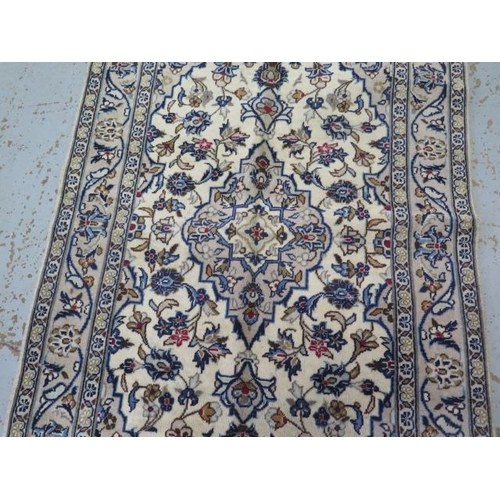 386 - A hand knotted woolen Kashan rug - 1.57m x 1.00m - in good condition