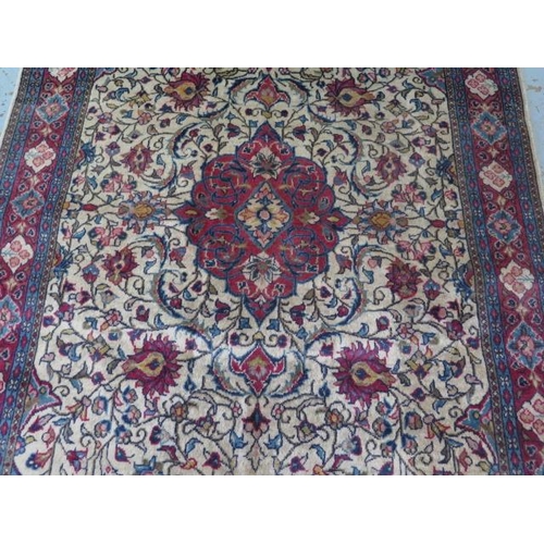 387 - A hand knotted woolen Kashan rug - 2.17m x 1.27m - in good condition