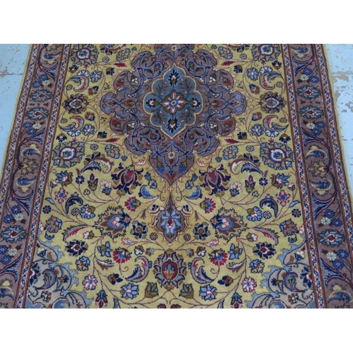 388 - A hand knotted woolen Kashan rug - 2.08m x 1.16m - in good condition