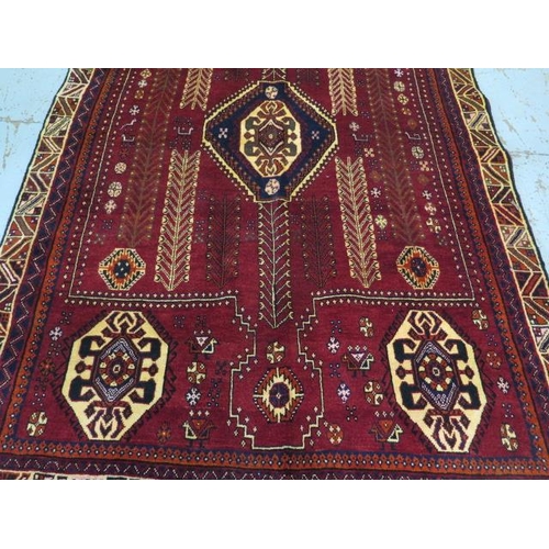 391 - A hand knotted woolen Qashqai rug - 2.50m x 1.68m - in good condition