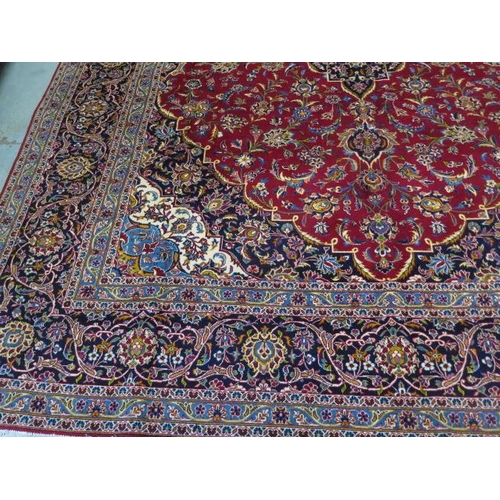 392 - A hand knotted woolen Kashan rug - 4.15m x 2.45m - in good condition