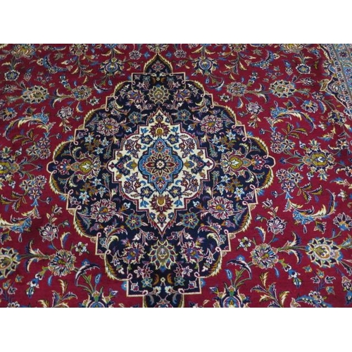 392 - A hand knotted woolen Kashan rug - 4.15m x 2.45m - in good condition