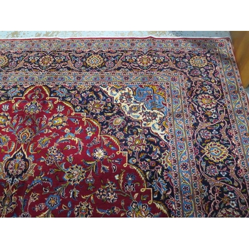 392 - A hand knotted woolen Kashan rug - 4.15m x 2.45m - in good condition