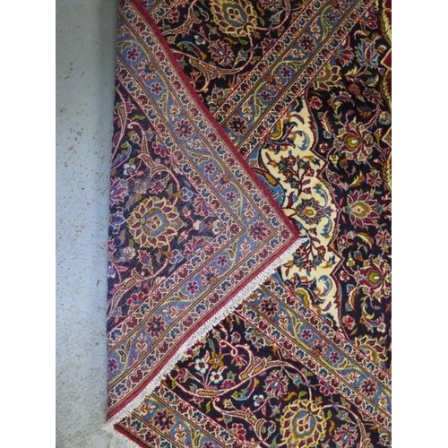 392 - A hand knotted woolen Kashan rug - 4.15m x 2.45m - in good condition