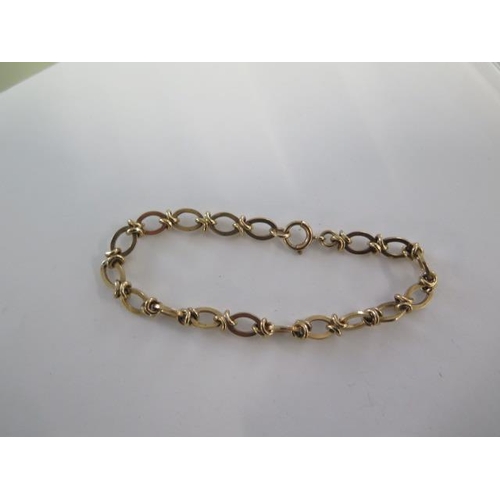 72 - A 9ct hallmarked yellow gold bracelet - Length 18cm, approx weight 10 grams, catch good