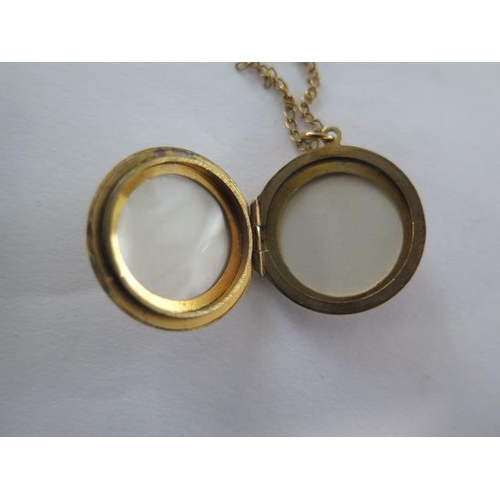 73 - A 9ct yellow gold chain approx weight 1.5 grams, a plated locket and a platinum band ring size Q, ap... 